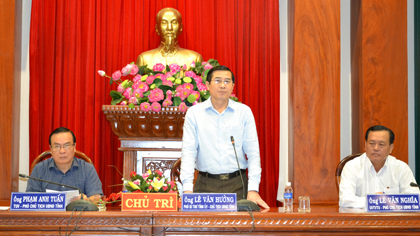 Chairman of the PPC Le Van Huong speaks at the conference