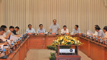 PM Nguyen Xuan Phuc addresses the working session with the HCMC People's Committee on October 8.