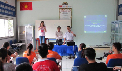 Tất cả mọi giao tiếp của người câm, điếc đều bằng ngôn ngữ của đôi bàn tay  (một buổi sinh hoạt của CLB).