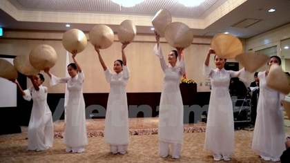 The performance of the conical-hat dance at the cultural exchange in Japan. (Credit: VNA)