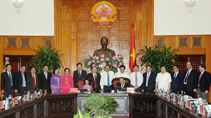 PM Nguyen Xuan Phuc and Head of the Party Central Committee’s Mass Mobilisation Commission Truong Thi Mai sign the deal at Government Headquarters in Hanoi on October 11. (Credit: VGP)