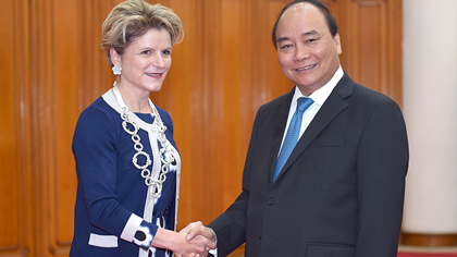 PM Nguyen Xuan Phuc (right) receives State Secretary Marie-Gabrielle Ineichen-Fleisch, Director of the SECO and Director of the Federal Department of Economic Affairs, Education and Research of Switzerland. (Credit: VGP)