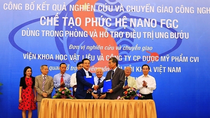 A representative from the Vietnam Academy of Science and Technology transfers the Nano FGC complex to the CVI Pharmaceutical and Cosmetic Company at the seminar.