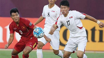 A Vietnamese player (in red Tshirt) vies for the ball during a match against DPRK at the Asian Football Confederation U19 Championship (Source: vcmedia.vn)