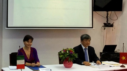 Nguyen The Phuong, Vietnamese Deputy Minister of Planning and Investment, and Cecilia Piccioni, Italian Ambassador to Vietnam, sign the MoUs in Hanoi on October 18. (Credit: baotayninh.vn) 