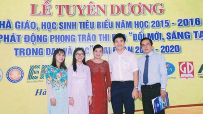 In picture (from L), Ms Kieu Quyen, Trinh Gia Han, Ms Thuy Oanh, Truong Hai Dang and Deputy Director of the Department of Education and Training Nguyen Phuong Toan.