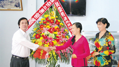  Provincial Party Committee Secretary Nguyen Van Danh presented flowers to congratulate the provincial Women's Union's 20-10. Photo: Thanh Hoang