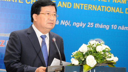 Deputy PM Trinh Dinh Dung speaks at the event. (Photo: baotainguyenmoitruong.vn) 