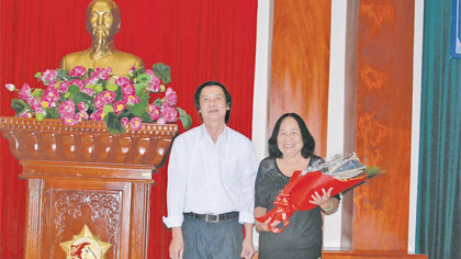  Provincial Party Committee Secretary Nguyen Van Danh presented flowers to congratulate former female leaders.