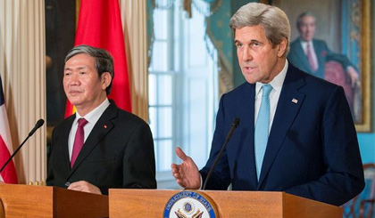 Ngoại trưởng Mỹ John Kerry và Ủy viên Bộ Chính trị, Thường trực Ban Bí thư Đinh Thế Huynh. Nguồn: U.S. Department of State