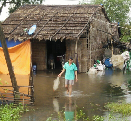 Nhà một số hộ dân cũng ngập trong nước.