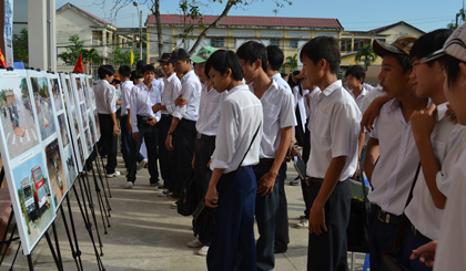 Học sinh tham quan triển lãm về TNGT trong mít tinh hưởng ứng “Ngày thế giới tưởng niệm các nạn nhân tử vong vì TNGT” năm 2015.