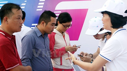 Customers in Phu Quoc island district, Kien Giang province try out 4G services which were piloted there by VNPT in January 2016 (Photo: VNA)