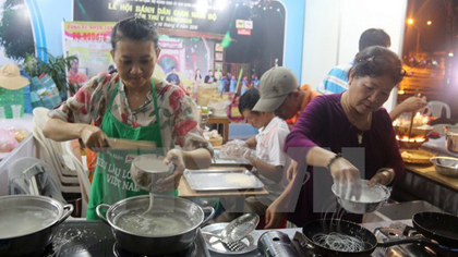 Cooks show off their skills at the festival (Photo: VNA)