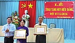 Các địa phương tổ chức trao Huy hiệu Đảng đợt 7-11