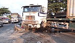 Xe Container lao vào dải phân cách- giao thông ùn ứ nhiều km