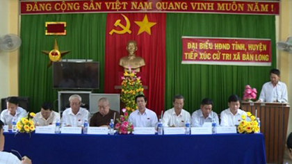 Voters in Vinh Kim 