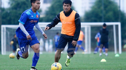 Head coach Nguyen Huu Thang (right) tries to block defender Vu Van Thanh making a pass. (Source: VNA)