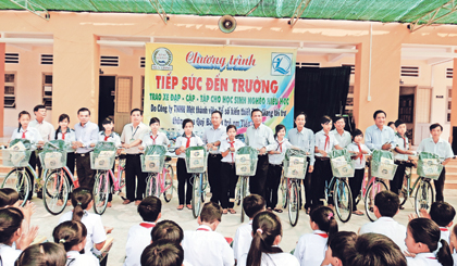  Lãnh đạo Quỹ Bảo trợ trẻ em và nhà tài trợ trao quà cho học sinh.