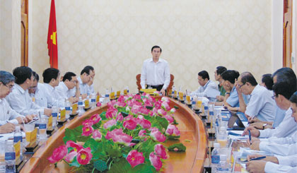 Chairman of the Provincial People’s Committee Le Van Huong chairing the meeting