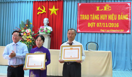 Ông Đặng Thanh Liêm, Bí thư thành ủy trao huy hiệu cho đảng viên cao niên