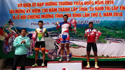 Nguyễn Tấn Hoài (centre) on the podium for his men’s mass start gold. — VNS Photo