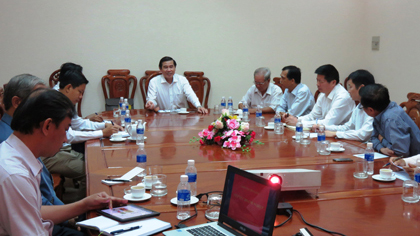 Chairman of the PPC Le Van Huong speaks at the meeting.