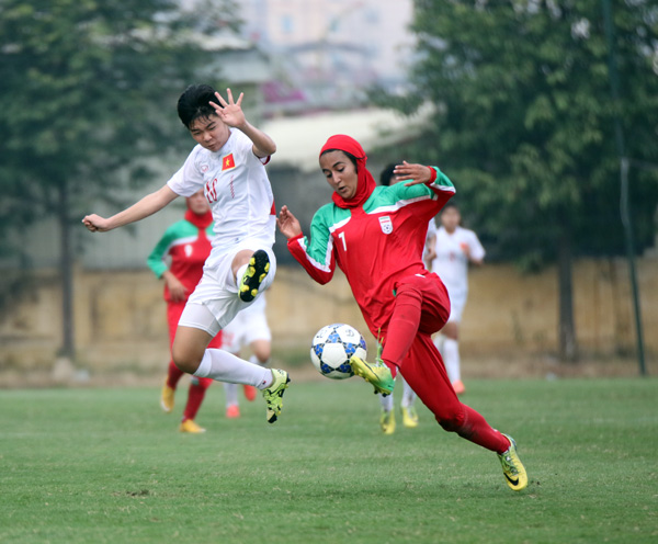 Một pha tranh chấp bóng giữa U19 nữ Việt Nam (áo trắng) với cầu thủ Iran trong trận đấu chiều 6/11. Ảnh: VFF