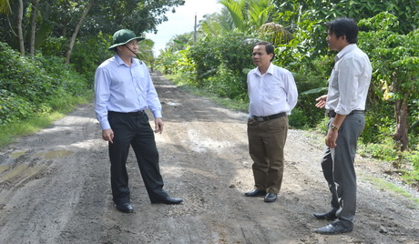 Kiểm tra đê Bình Ninh (Chợ Gạo).