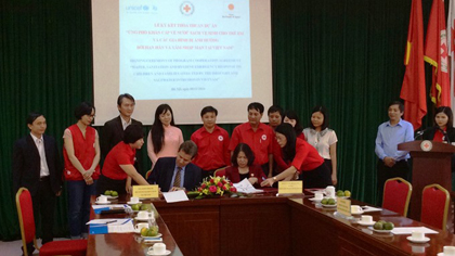 VNRC President Nguyễn Thị Xuân Thu and Jesper Moller, OIC UNICEF Viet Nam, at the signing ceremony today in Hà Nội.— VNS