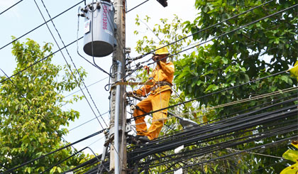 Nhân viên Điện lực TP. Mỹ Tho thi công sửa chữa lưới điện. Ảnh: Vân Anh