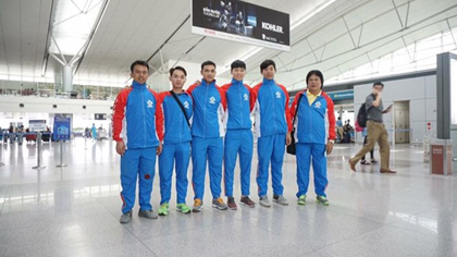 Vietnamese cyclists and their coach ready for the Tour de Makassar in Indonesia (Photo: VNA)