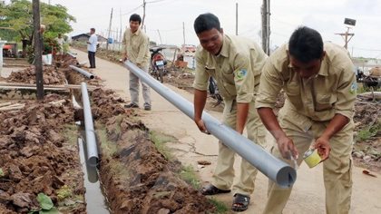 Installing water pipe in areas hit by salinity in Mekong Delta region (Photo: VNA)