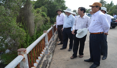 Chủ tịch UBND Lê Văn Hưởng khảo sát vùng đệm của Khu bảo tồn sinh thái Đồng Tháp Mười.  