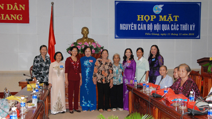  Provincial leaders take photograph with former officials of the Provincial Women’s Union leaders.