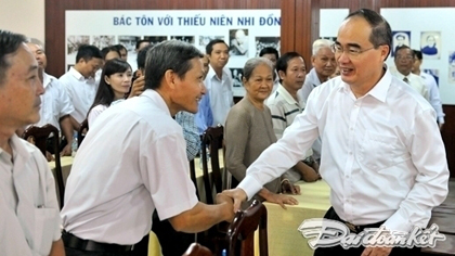 President of the Vietnamese Fatherland Front Nguyen Thien Nhan and residents of My An 2 village (Credit: Dai Doan Ket)