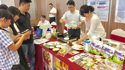 A booth at the conference showcases Japanese snacks and cakes made of Vietnamese flour (Photo: VNA)