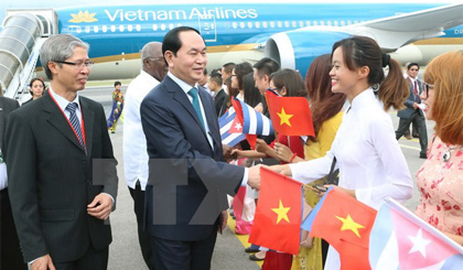 Cán bộ nhân viên Đại sứ quán, lưu học sinh Việt Nam tại Cuba đón Chủ tịch nước Trần Đại Quang và Phu nhân tại sân bay Quốc tế Jose Marti. Ảnh: Nhan Sáng/TTXVN