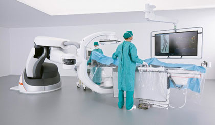 Bàn treo di chuyển dễ dàng trên hệ thống đa nghiêng giúp bác sĩ phẫu thuật được hỗ trợ tối ưu, dễ tiếp cận bệnh nhân và đỡ mệt mỏi trong những ca mổ kéo dài. Ảnh: S.M