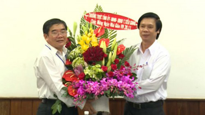 offering the flowers to congratulate the teachers.