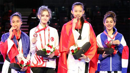 Ho Thi Kim Ngan (second, right) celebrates with her gold medal (Photo: vnexpress.net)