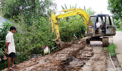 Thi công 1 tuyến đường giao thông nông thôn.