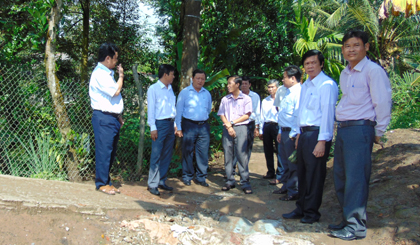Ngày 18-11, ông Nguyễn Văn Danh, Bí thư Tỉnh ủy, Chủ tịch HĐND tỉnh cùng với lãnh đạo Sở Giao thông - Vận tải; Sở Kế Hoạch - Đầu tư và lãnh đạo huyện Châu Thành đến xã Bàn Long (huyện Châu Thành) khảo sát thực trạng kết cấu hạ tầng nông thôn.
