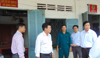 Bí thư Tỉnh ủy Nguyễn Văn Danh khảo sát thực tế tại trụ sở làm việc Ban Chỉ huy Quân sự và Công an xã Bàn Long.
