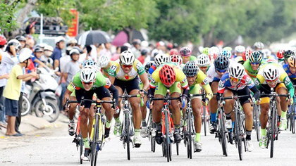 Leaders of the pack: Cyclists compete at the Nam Ky Khoi Nghia Cycling Tournament yesterday. 