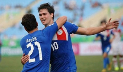 Younghusband (số 10) ghi bàn gỡ hòa 2-2 cho Philippines.