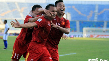 Midfielder Nguyen Trong Hoang (centre) celebrates his moment of victory (Photo: vtc.vn)