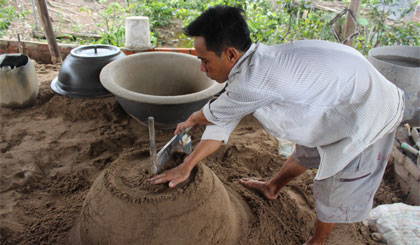 Anh Huy đang tạo dáng cho chậu kiểng.