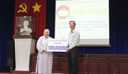 Các cơ quan, đơn vị, doanh nghiệp, cá nhân ủng hộ Quỹ Vì người nghèo.
