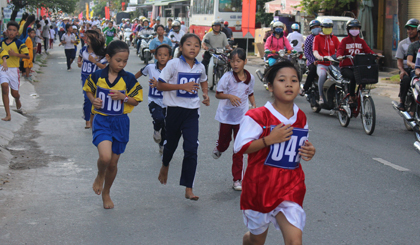 Giải việt dã truyền thống huyện Gò Công Tây thu hút được sự tham gia của nhiều đối tượng.